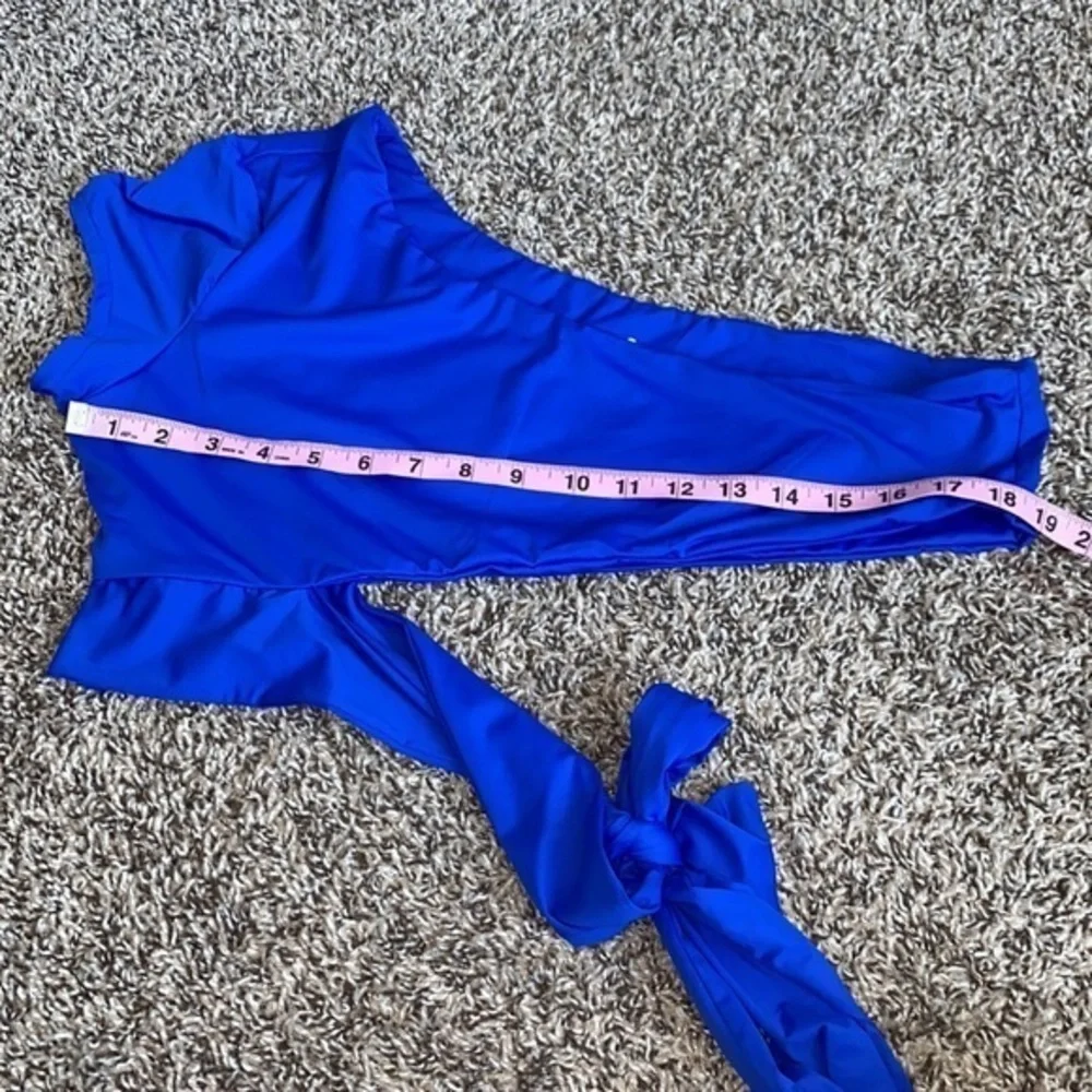 Frankies bikinis women’s 2X puck one shoulder bikini top‎